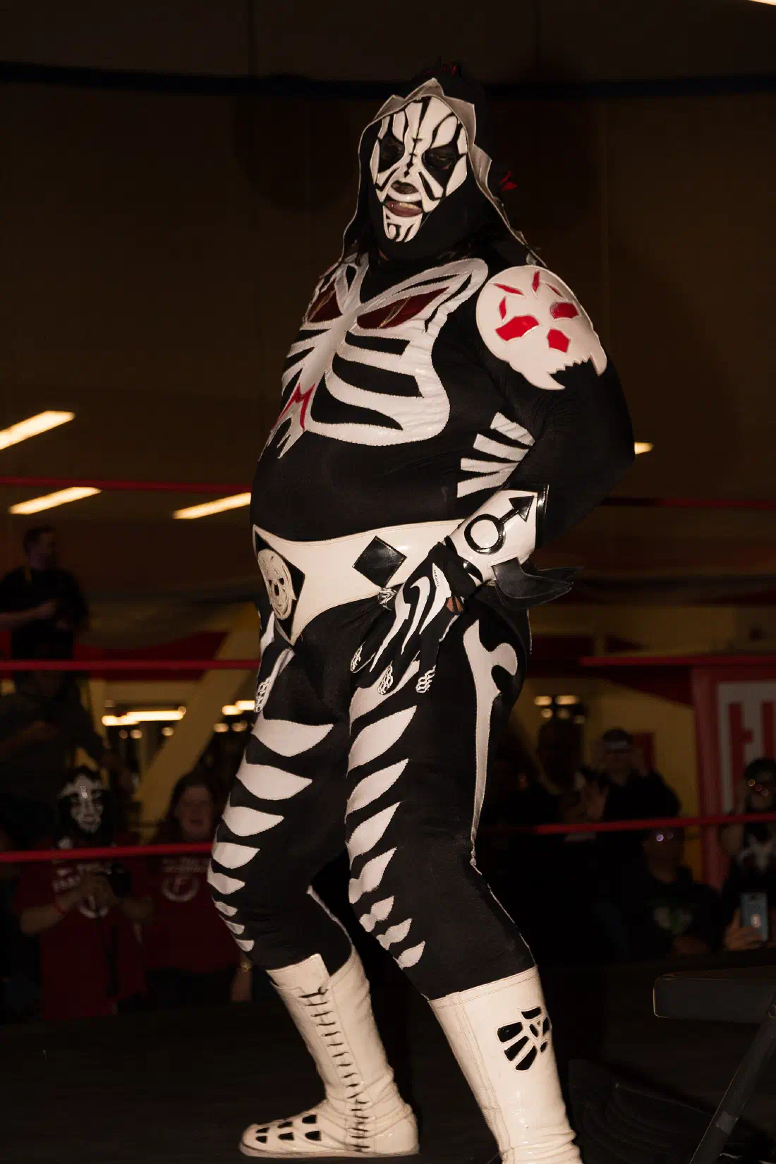 Los Perros del Mal debutan en WWE RAW con los títulos de Tríos de AAA en juego